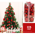 Bolas de decoração de ornamentos de Natal enforcando a árvore de Natal